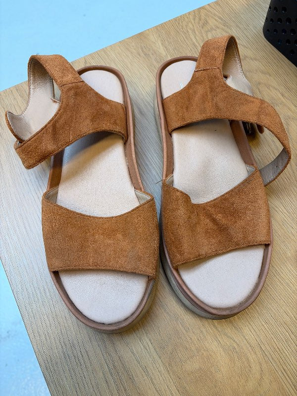 Brúnir sandalar