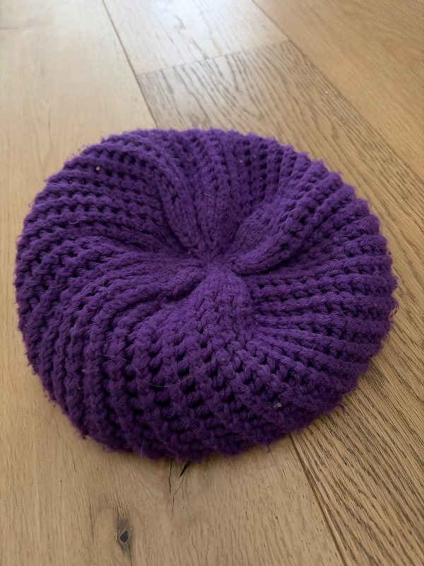 Fjólublátt beret hattur
