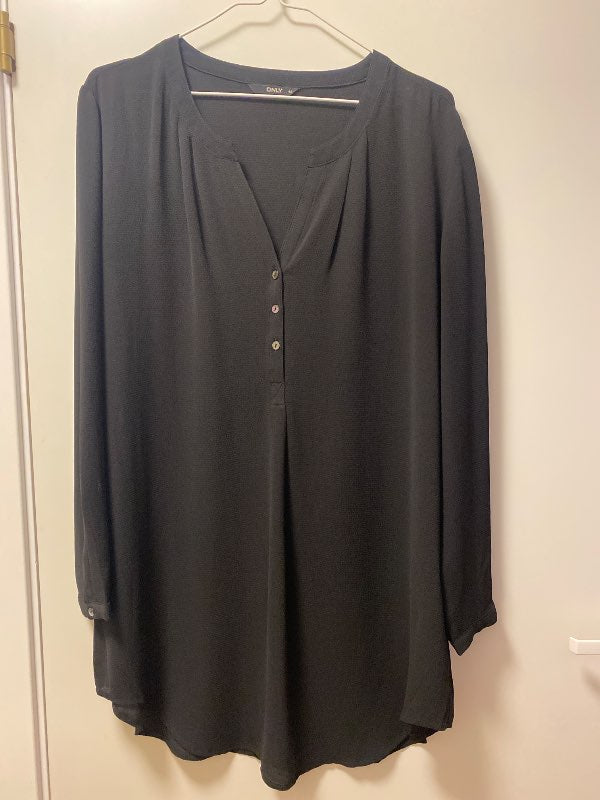 Aðeins svartur kjóll