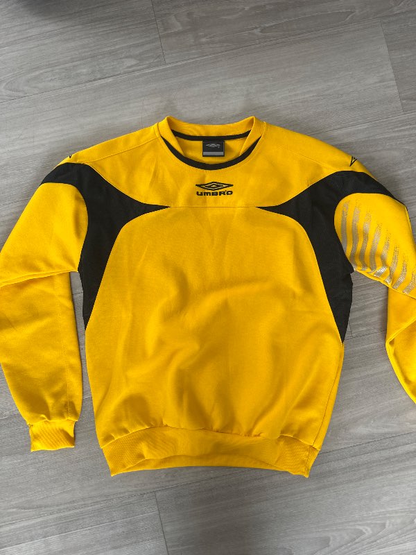 S- umbro peysa