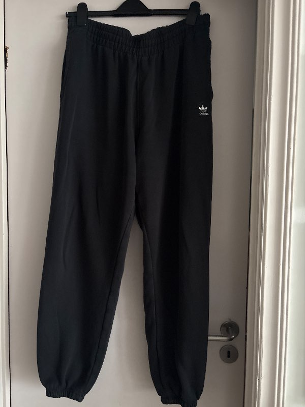 Svartar adidas buxur