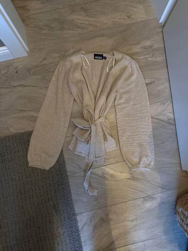 Bundin peysa beige