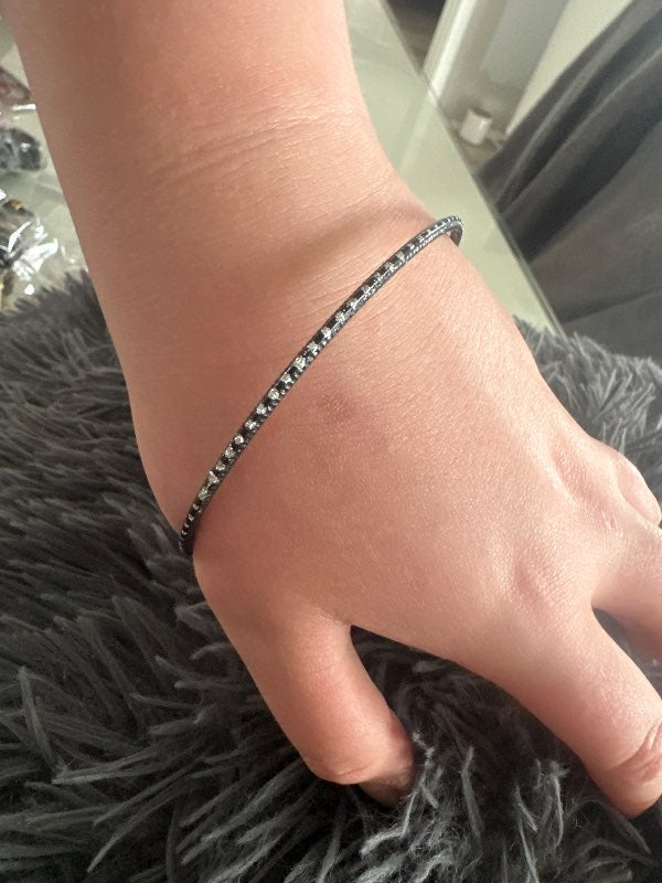 Mjótt svart armband með steinum