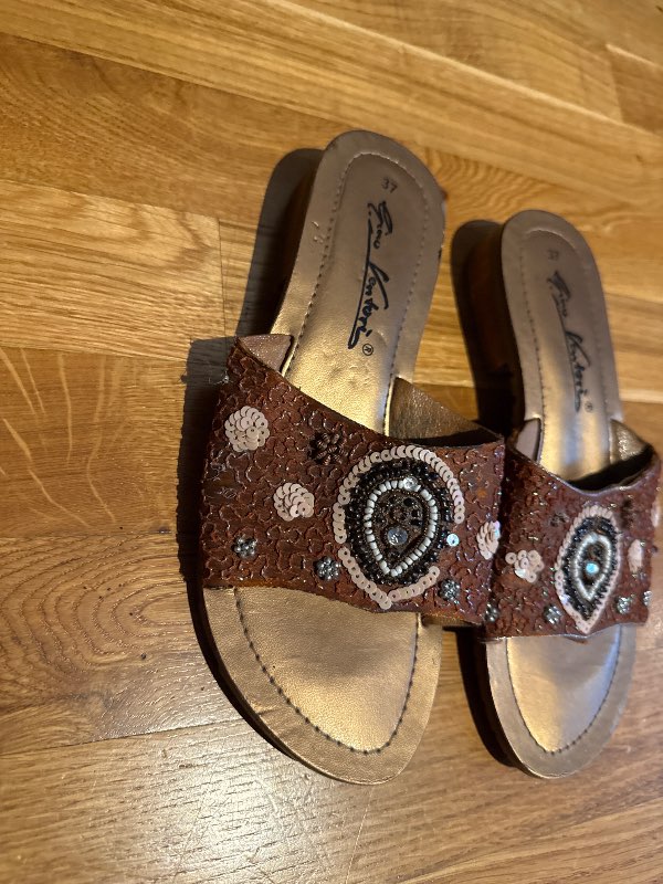 Brúnir sandalar