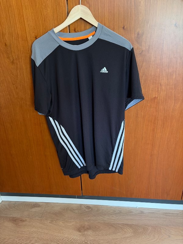 Svartur Adidas bolur