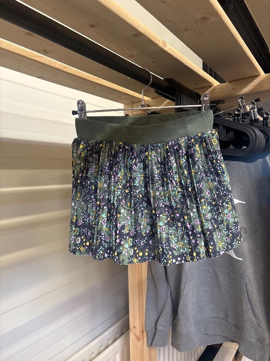 Grænt pils með blómum