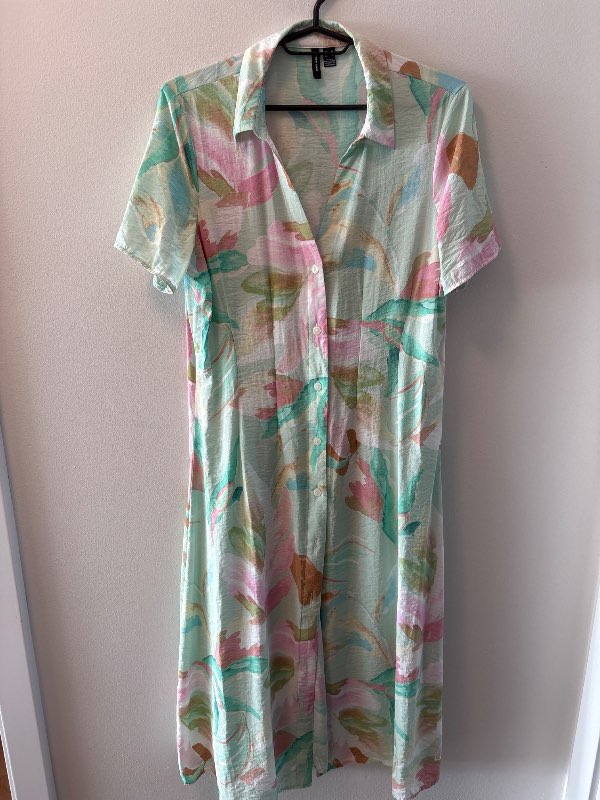 Vero Moda skyrtukjóll með grænum/bleikum blómum