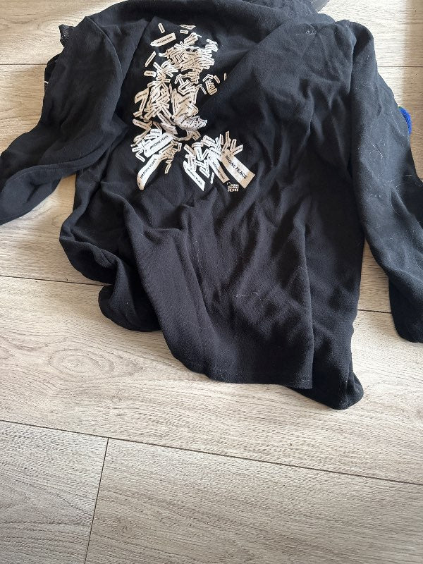 Margt smátt bolur svartur