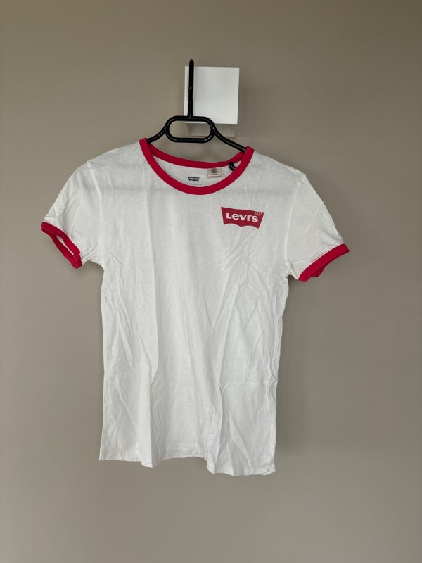 Levis stuttermabolur