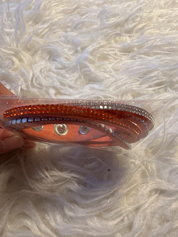 Vafið armband með steinum smellum