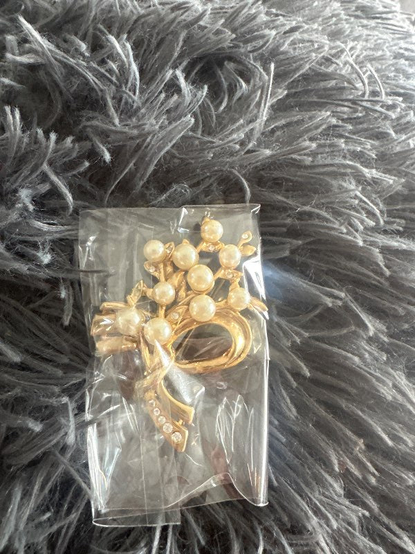 Golden brooch with stones and pearls