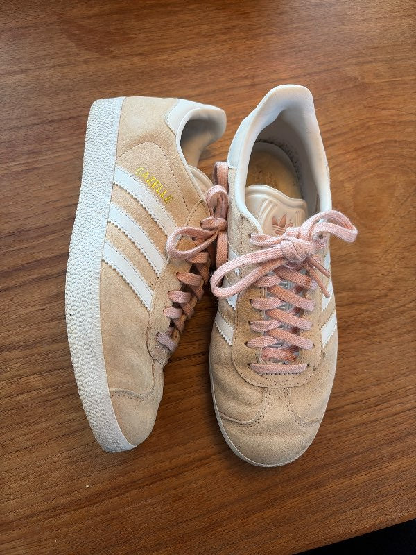 Adidas strigaskór 37 1/2 bleikir drapp