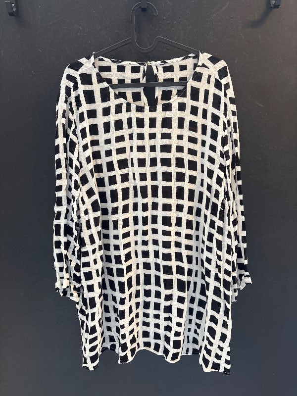 Hvít og svört blúsa