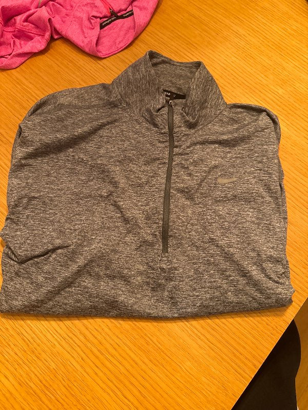 Grá Nike æfingapeysa