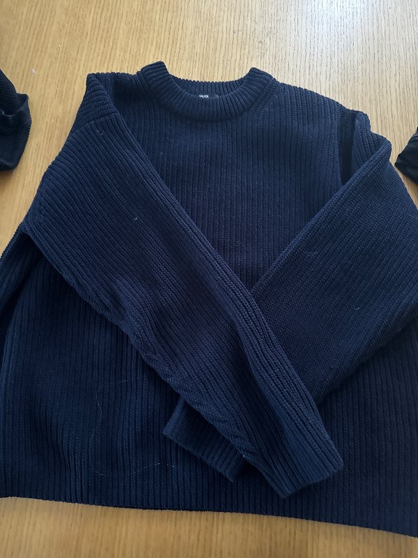 UNIQLO navy peysa