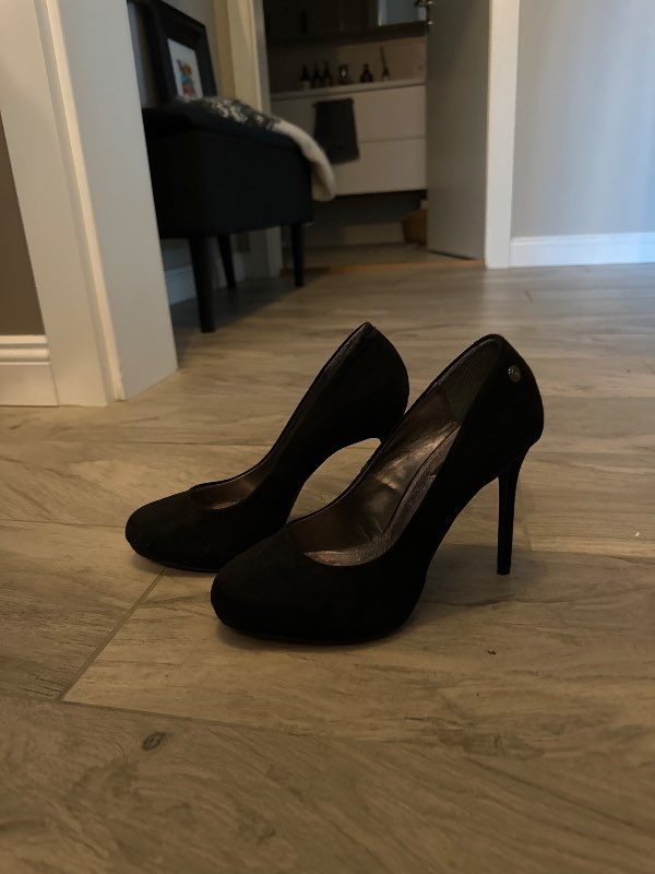 Svartir pinna hælar