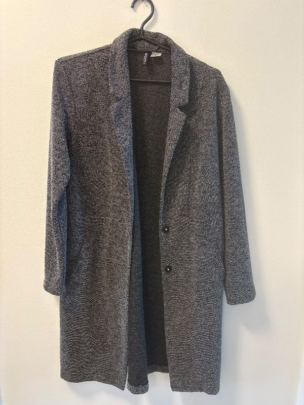 H&M svartur/hvítur síður jakki