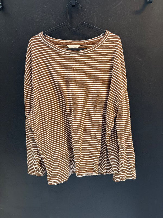 Brún peysa með röndum