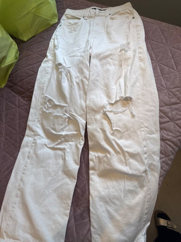 Hvítar rifnar gallabuxur