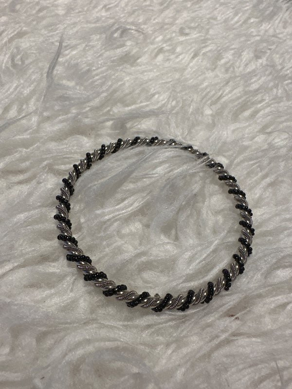 Armband, silfrað og svart, hart