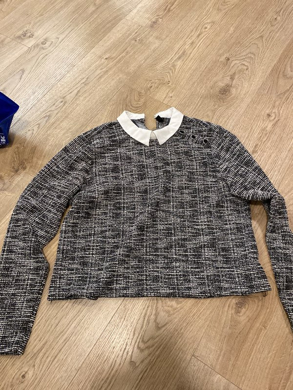 Amizu grá peysa skyrtukragi