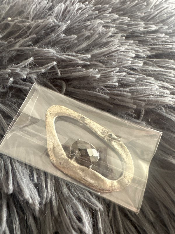 Necklace without chain with a greyish-black "stone"