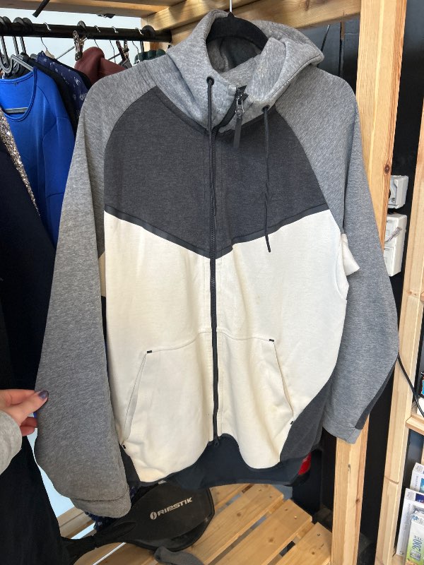 Nike hettupeysa gráhvít