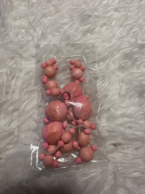 Bleikt hálsmen með kúlum og perlum
