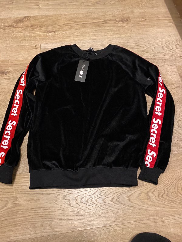 FB svört svade peysa