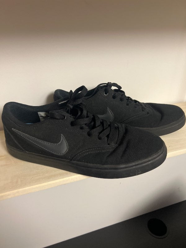 Nike svartir Strigaskór