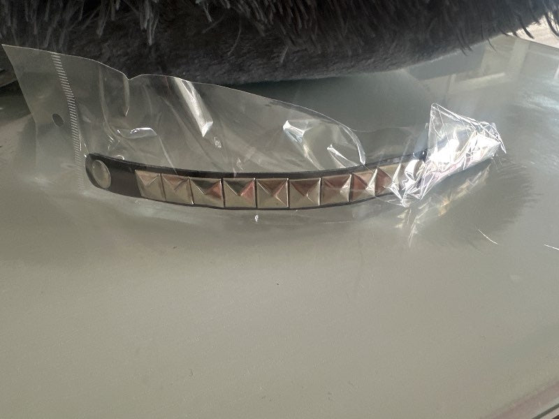 Smekkt svart armband með silfurkössum