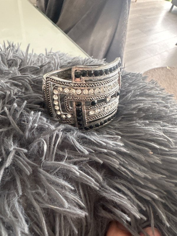 Armband með svörtum og hvítum steinum