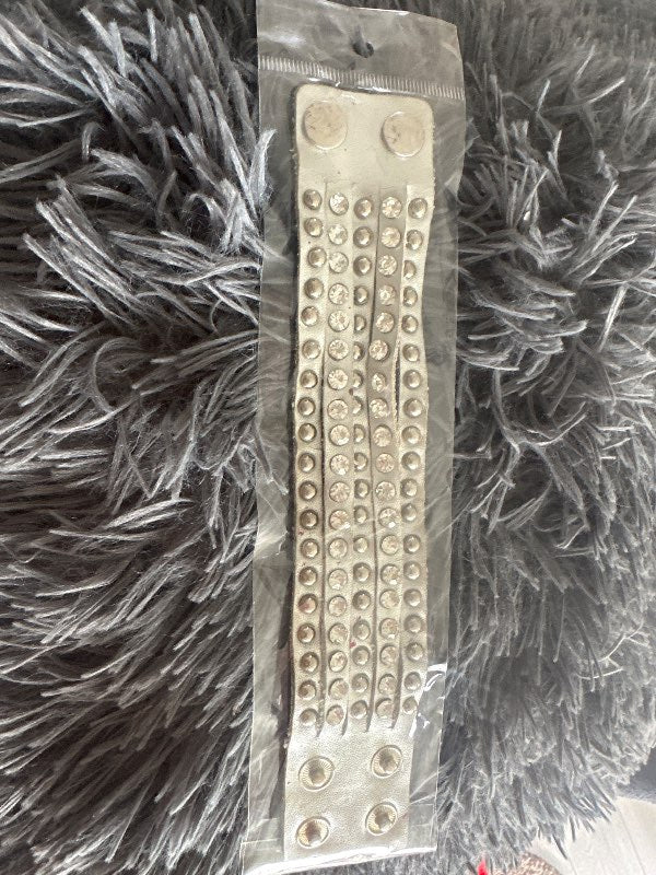 Silfrað smelluarmband með steinum