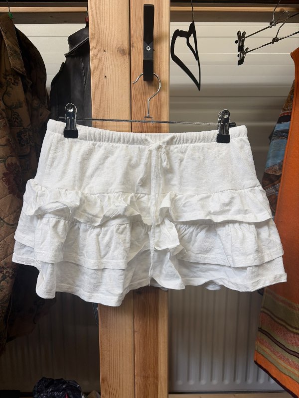 Gina tricot hvítt pils lítið notað