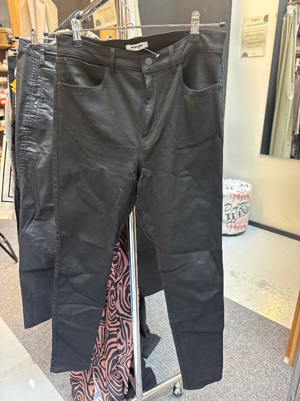 Buxur Wrangler svartar