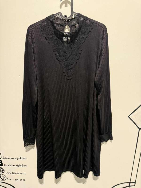 Svartur blúndukjóll