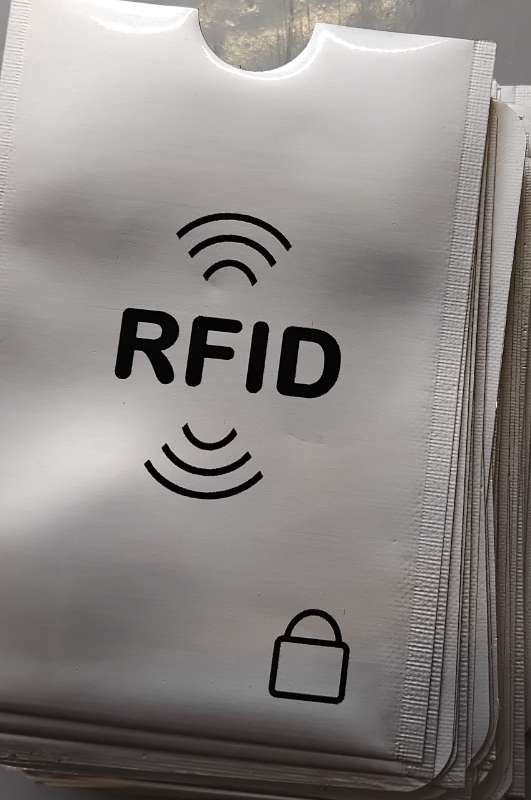 Ál hulstur fyrir kort ekki hægt að skanna i gegn