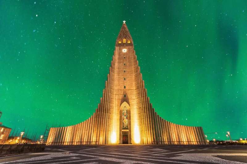 Deman̈tasteinamynd Hallgrimskirkja