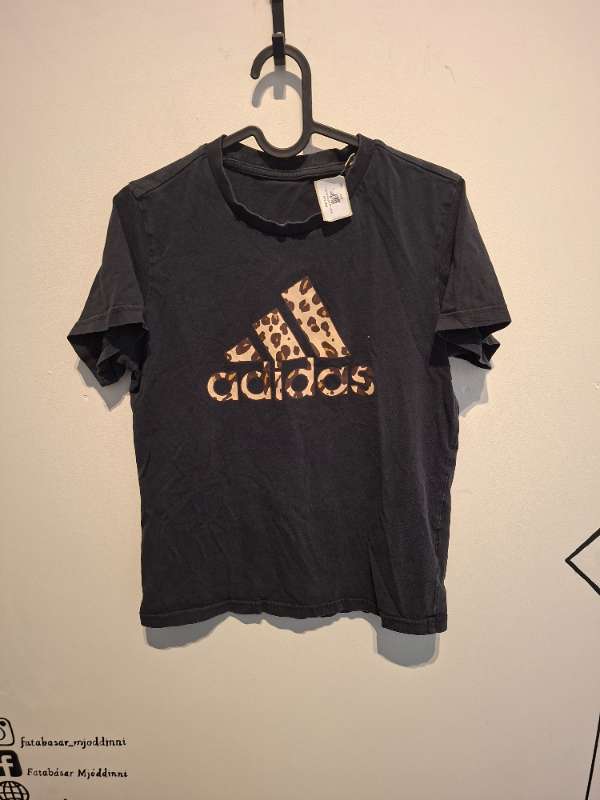 Svartur adidasbolur