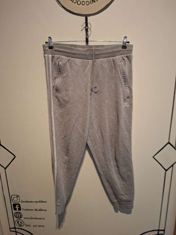 Grá adidas joggingbuxur XL