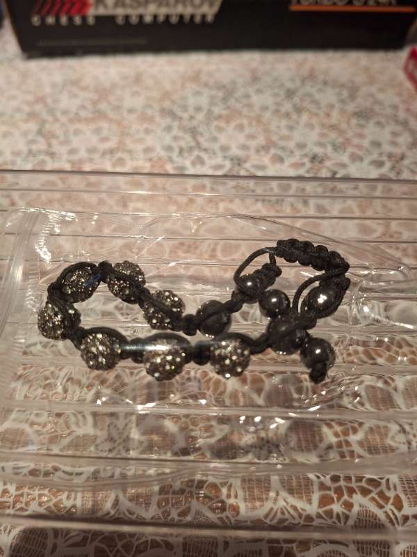 Svart kúluarmband