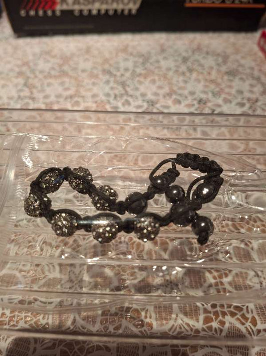 Svart kúluarmband
