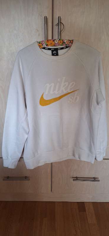 Hvít nike peysa