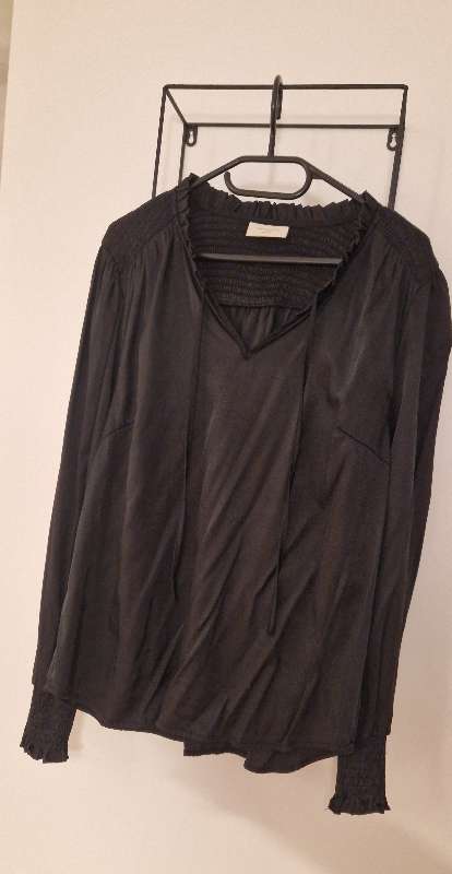 Skyrta FREE/QUENT svört