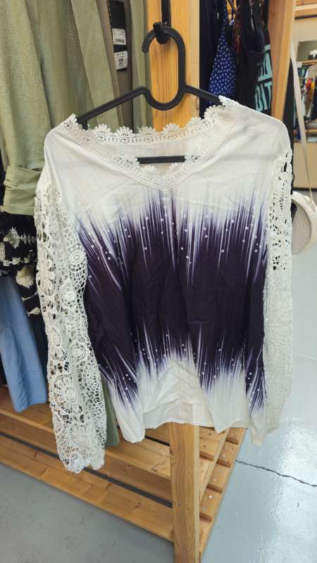 Blússa með blúnduermum