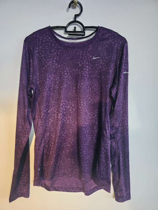 Fjólublár Nike dry-fit bolur, sjá einnig buxur