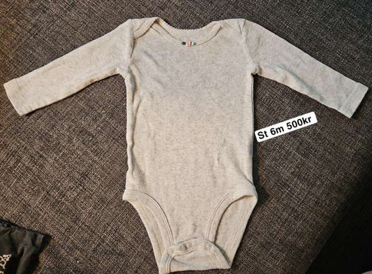 Ljósgrà mblómi samfella 6m