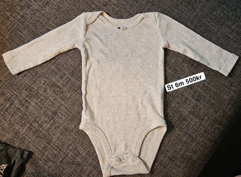 Ljósgrà mblómi samfella 6m