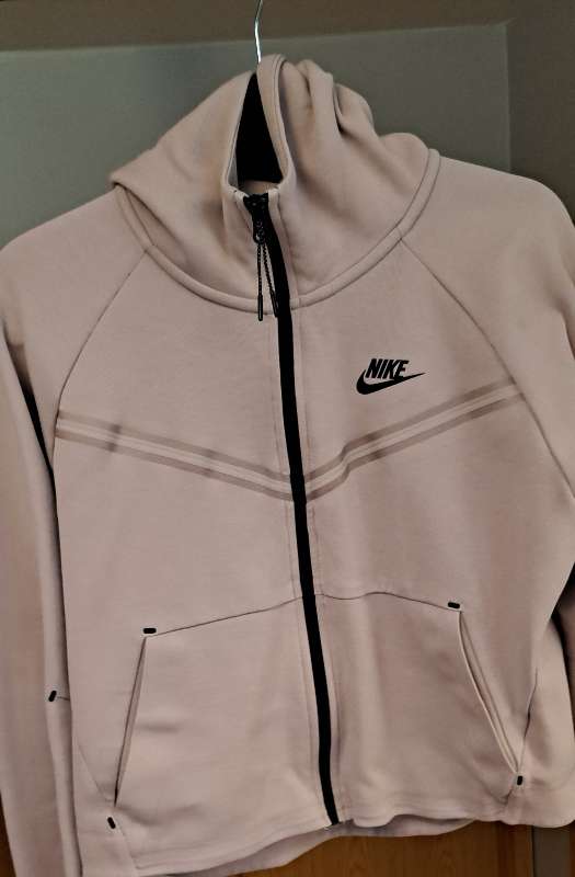 Ónotuð rennd NIKE peysa