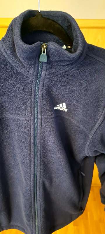 Dökkblá rennd  Adidas flíspeysa